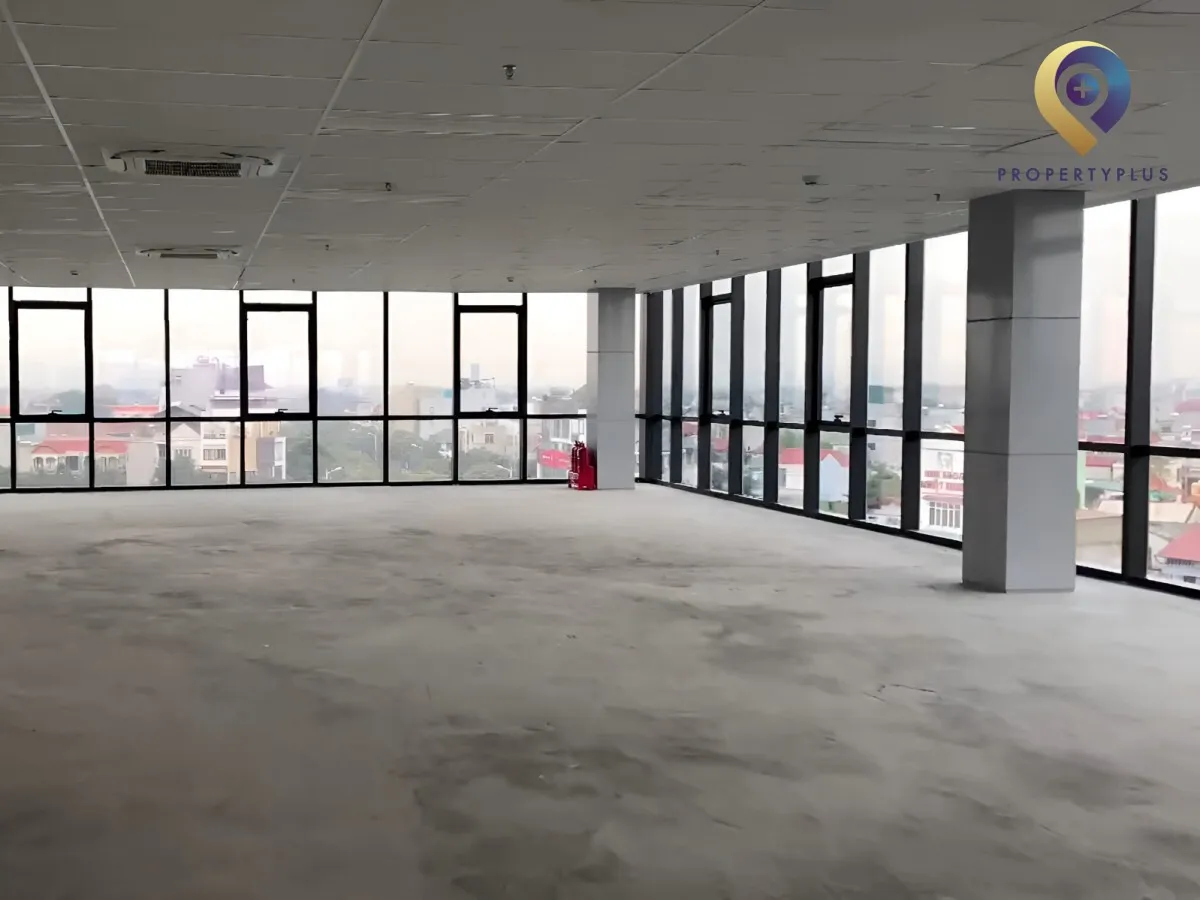 Vacant office floor at EveryGolf-Building with large windows.
